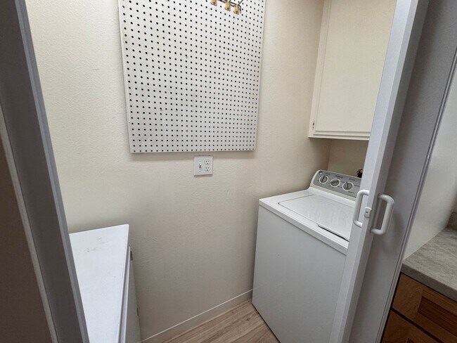 Building Photo - 3 Bedroom 2 bathroom Home for Rent -Lesley Reilly Property