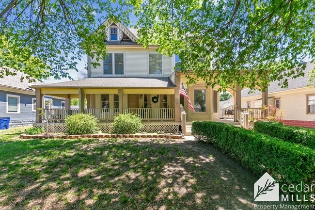 Building Photo - EXTRAORDINARY historic rental opportunity in Delano!!!!!! Move in Special!