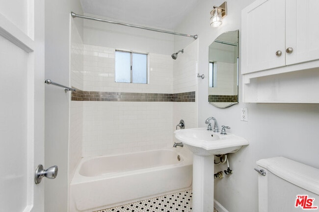 Building Photo - 2115 Ocean Park Blvd
