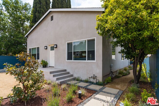 Building Photo - 1460 Yosemite Dr