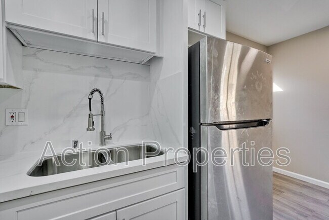 Building Photo - 685 Foxtail Dr