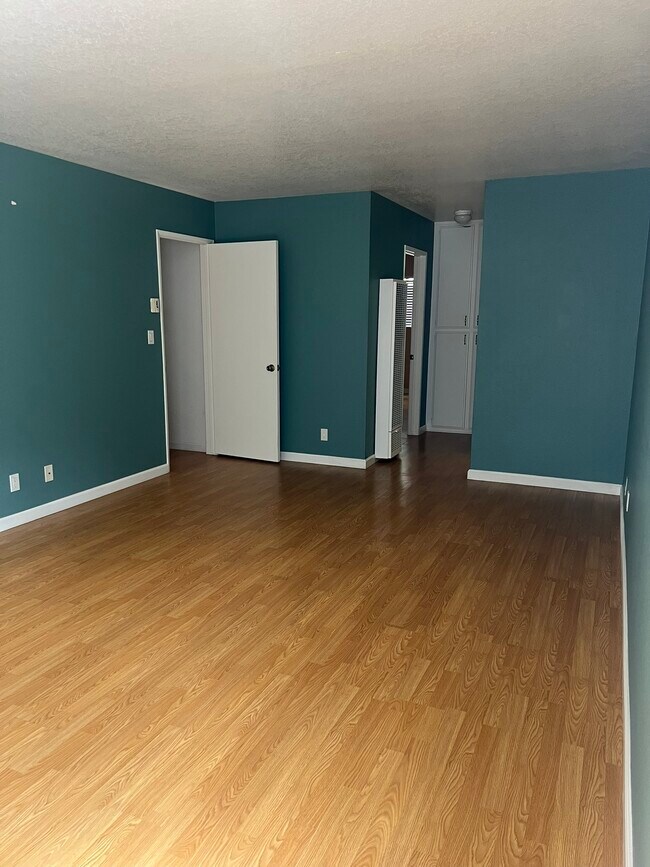 Building Photo - 232 W Tujunga Ave