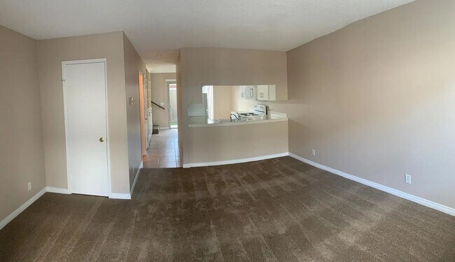 Building Photo - 2 Bed | 1.5 Bath Townhome – Private Backya...