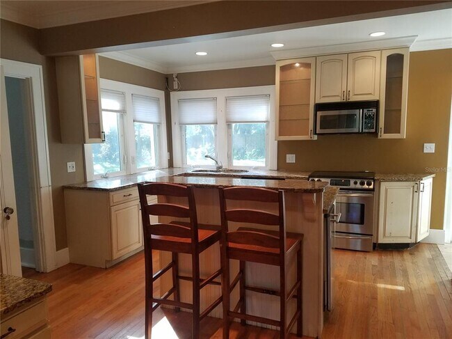 Building Photo - 746 Clifford Dr