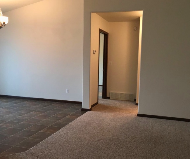 Building Photo - 3 Bed 2 Bath Twin Home