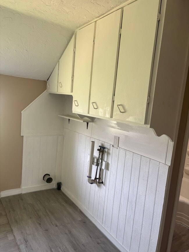 Building Photo - Section 8 welcome, 4bd 2 bath