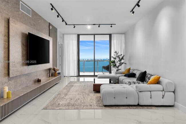 Building Photo - 700 NE 24th St