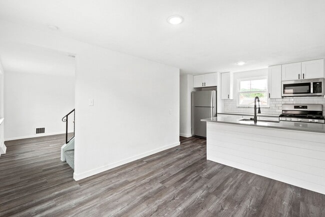 Building Photo - AVAILABLE JULY 1ST! Don't miss this RENOVATED 3-BEDROOM!!