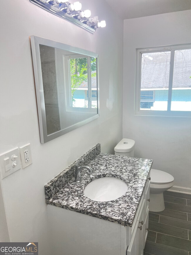 Building Photo - 1255 Pine Ave