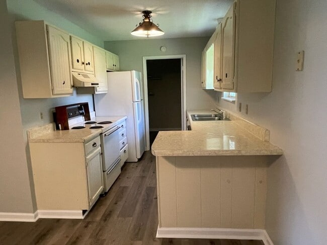 Building Photo - Move In Ready!!