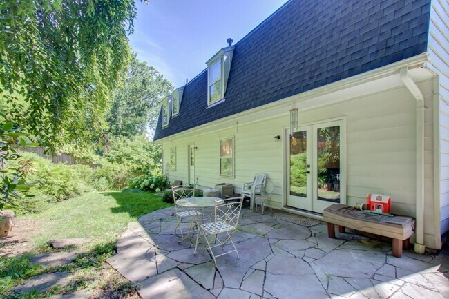 Building Photo - Cool Colonial in North Chevy Chase!