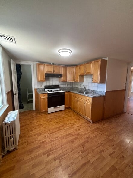 Building Photo - 233 Broughton Ave