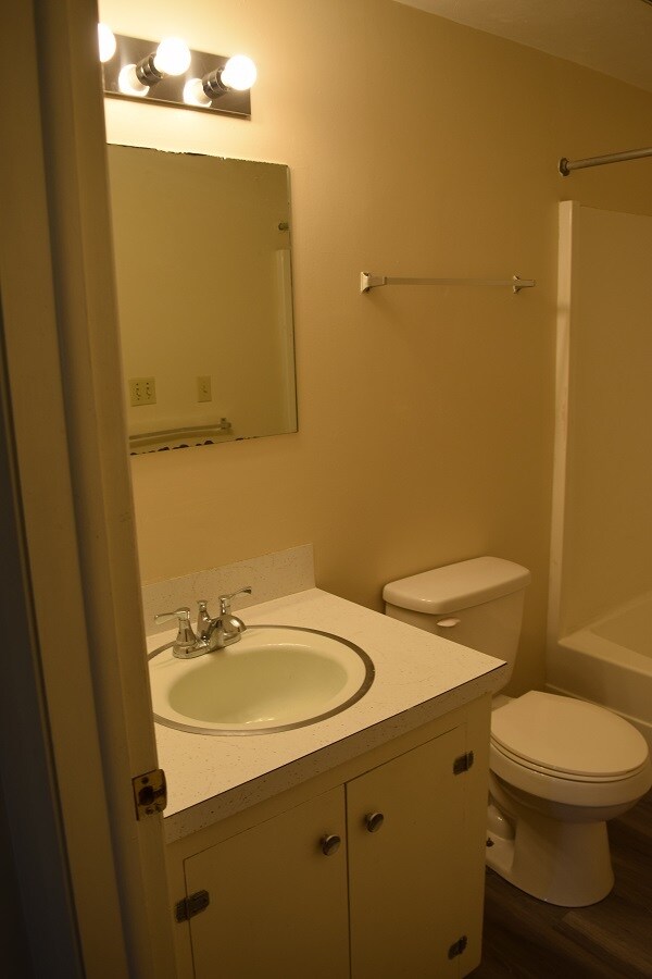 Building Photo - 104 Longmeadow Ln