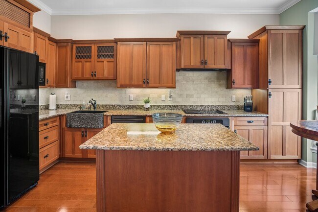 Building Photo - ** OLDE NAPLES ** 3 BED + DEN / 3 BATH - GARAGE - WALK TO BEACH & DOWNTOWN - SHORT TERM RENTAL