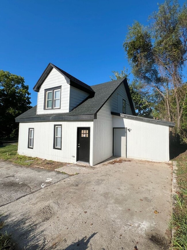 Building Photo - COMING SOON: Cozy 4-Bedroom Home in Kansas...