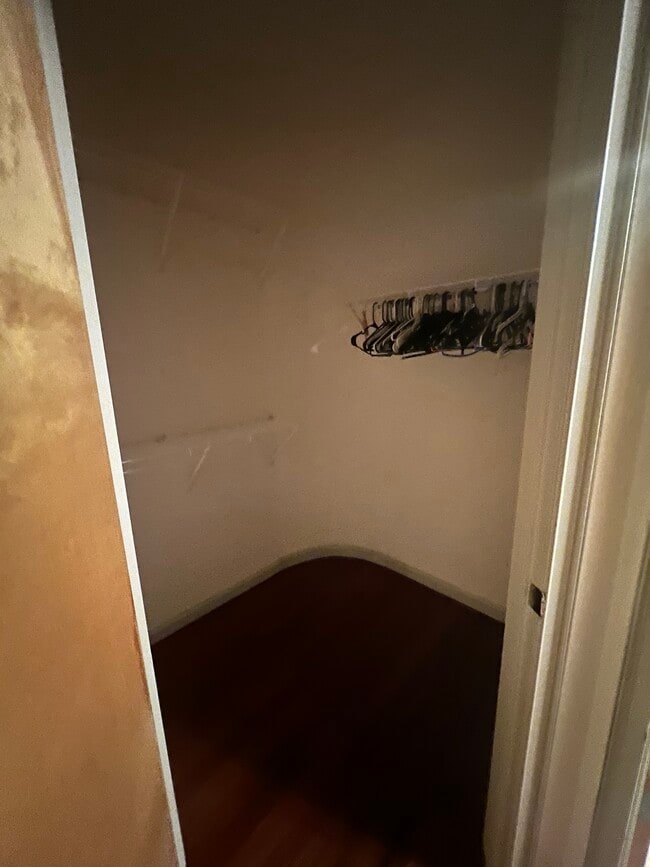 Building Photo - 898 Oak St SW