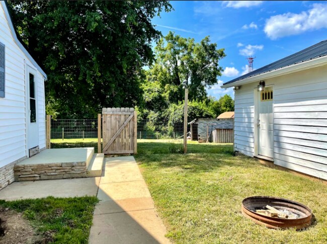 Building Photo - AVAILABLE NOW. 2 bed/1 bath SINGLE FAMILY HOME with fenced yard!