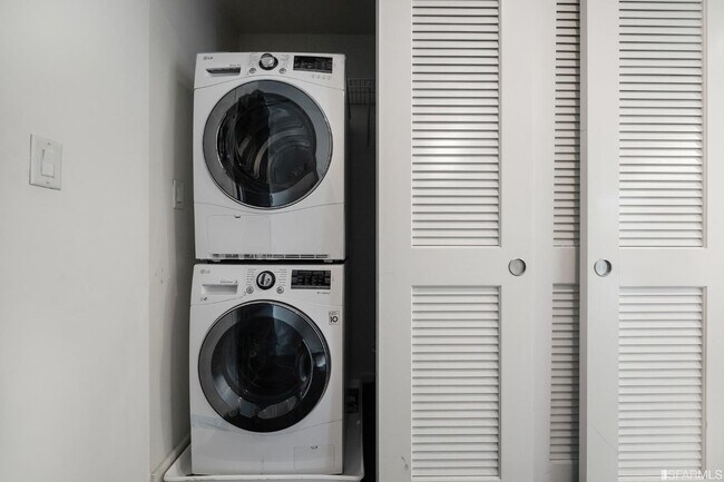 Washer / Dryer - 555 4th St