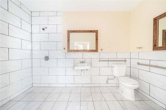 Building Photo - 1002 E 33rd St