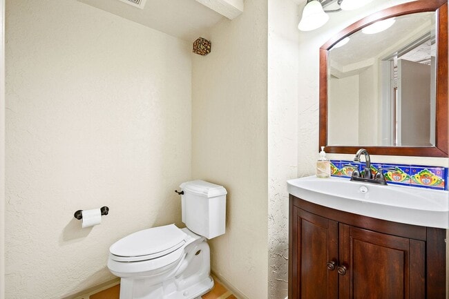 Building Photo - Spacious Two Bedroom Condo in Gated Commun...