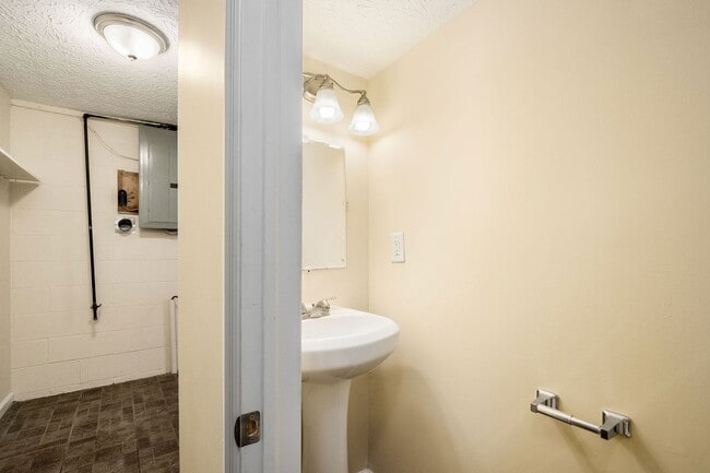 Building Photo - 611 Evergreen Terrace