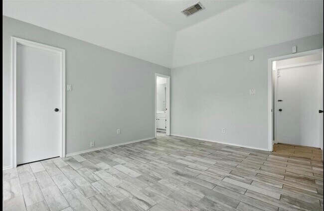 Building Photo - 14403 Wandering Wood Dr