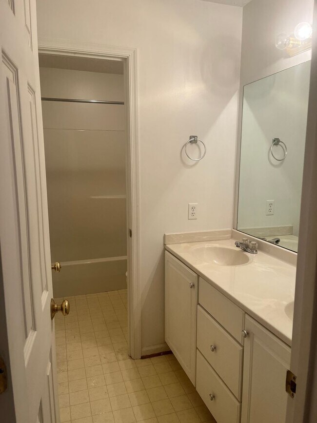 Building Photo - Gorgeous townhouse located near cornerston...