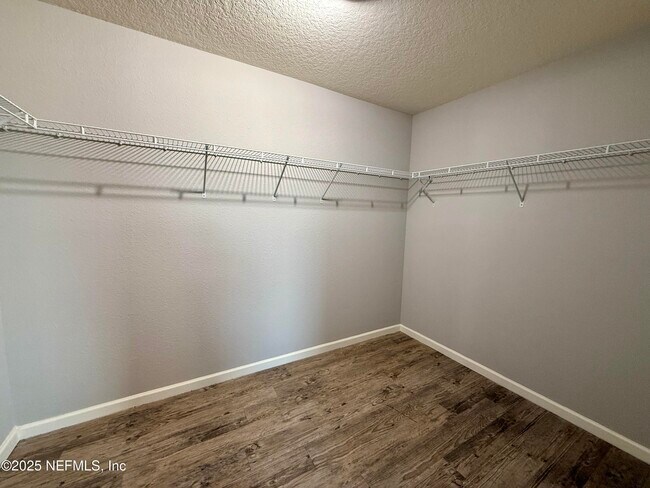 Building Photo - 2200 Pebble Point Dr