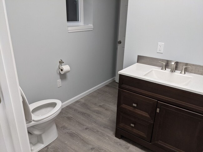 Building Photo - Private 3 bed 2bath house in North Johnson...