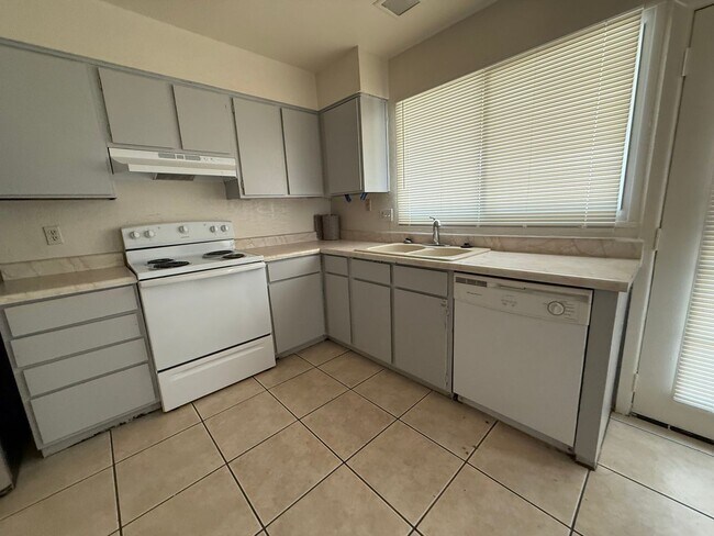 Building Photo - 3 Bed 2 Ba Condo