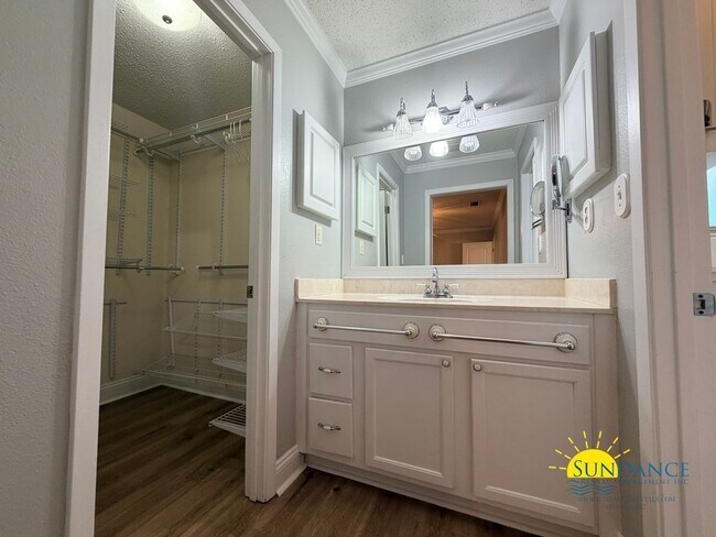 Building Photo - Stunning 3 Bedroom Home in Valparaiso with In-ground pool!