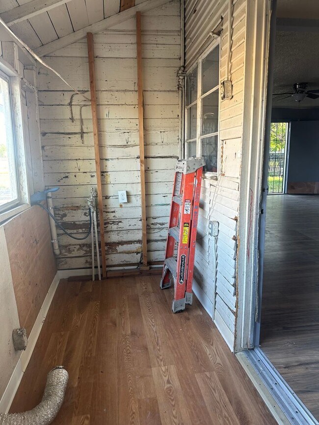 Building Photo - Charming Living in the Heart of Turlock