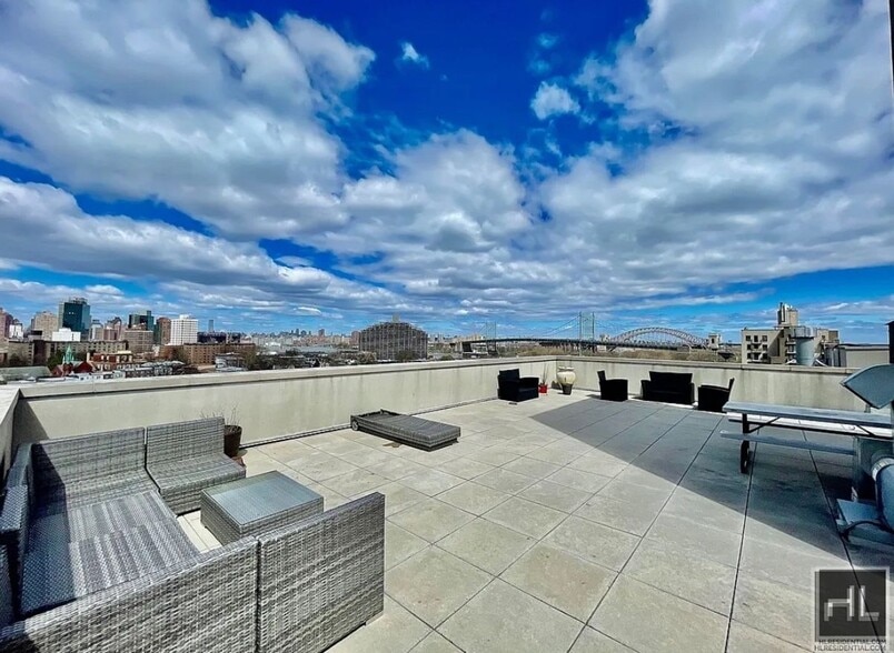 Building Photo - Stunning rent stabilized 1 bedroom with private balcony, onsite laundry, gym & roof deck