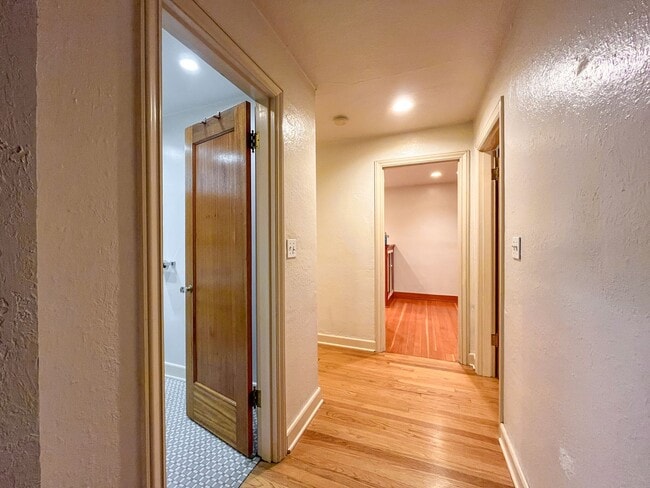 Building Photo - Charming 1bd/1bth U-District Condo, $1,550...