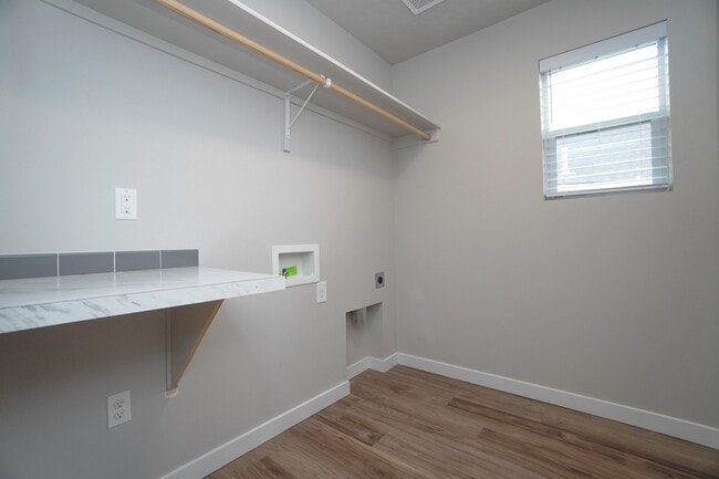 Building Photo - 1512 W Cub River Dr