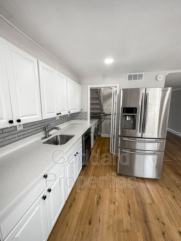Building Photo - 2073 Larkhall Rd