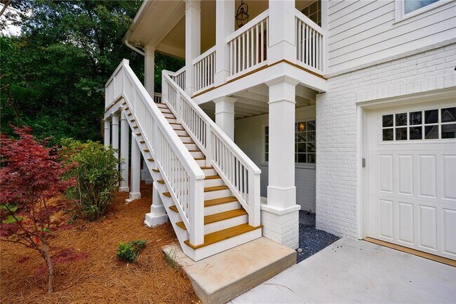 Building Photo - 2717 Skyland Dr NE