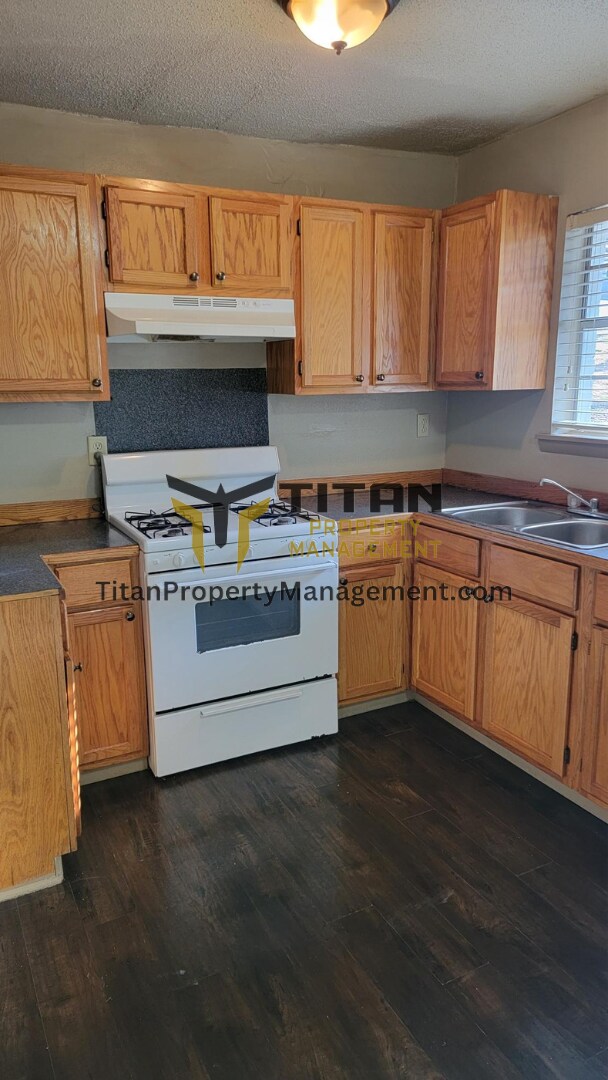 Building Photo - 2 Bed/1 Bath Townhouse with 2 Closets in Main Bedroom!