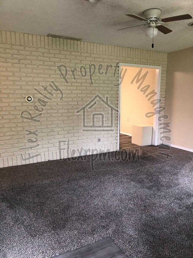 Building Photo - Sylvania Home!