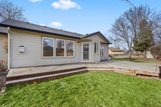 Building Photo - 3bd/2ba Home on Large Private Lot in Estab...