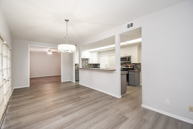 Building Photo - 201 Vanderpool Ln
