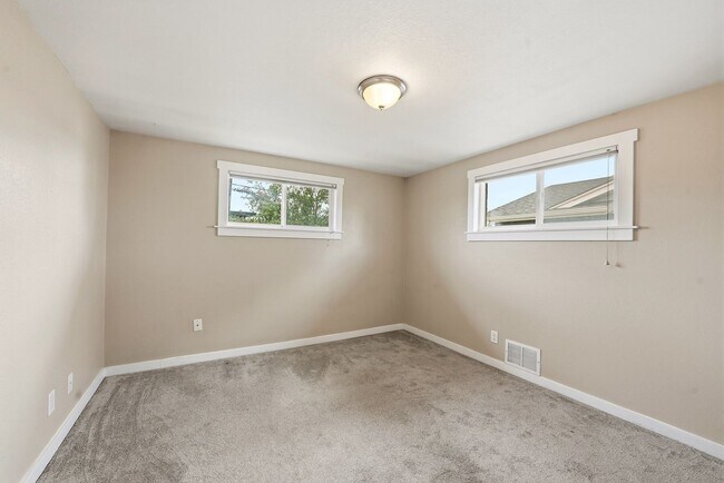 Building Photo - 5 bedroom, 3 1/2 bath, home with two master suites and 2 car garage.