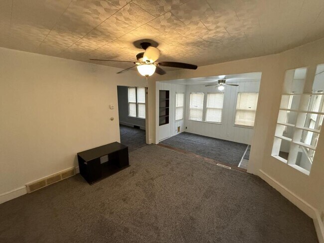 Building Photo - 906 E 9th St