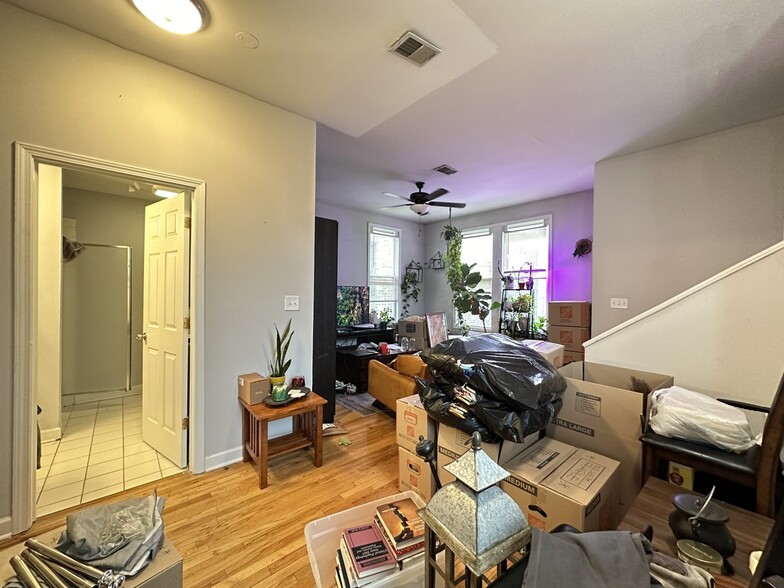 Building Photo - 852 W Buckingham Pl