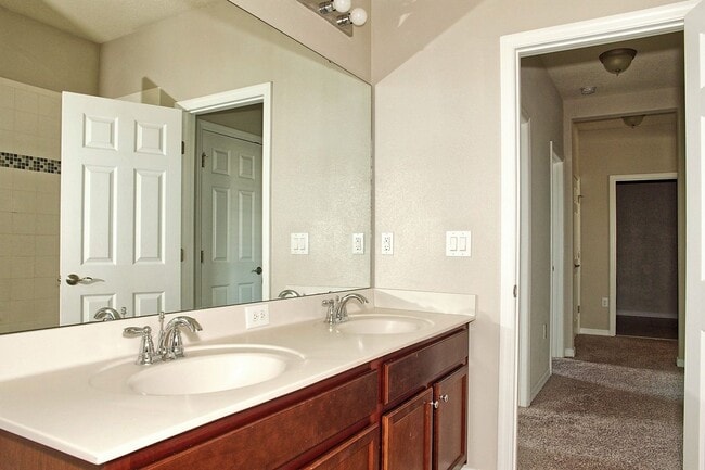 Building Photo - Beautiful 4 bed 3 bath w/loft, 2 story hom...