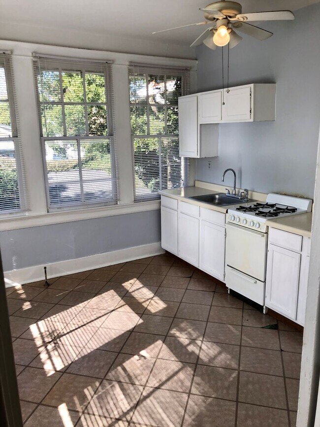 Building Photo - Large 1BD1BA w/ screened in porch