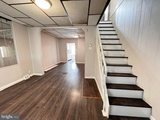 Building Photo - 210 N Avondale St