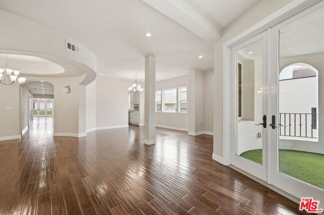 Building Photo - 320 S Swall Dr