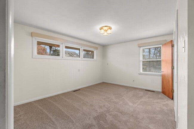 Building Photo - House Close To Campus!