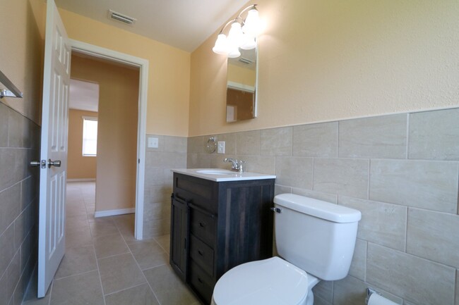 Building Photo - Like new 3bed/2bath home Tampa